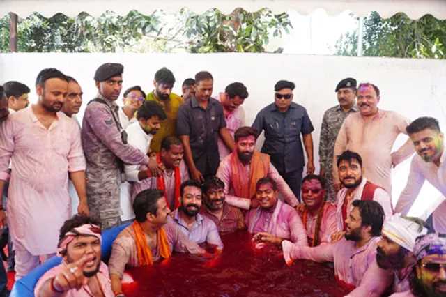 लोजपा (आर वी) कार्यालय में होली मिलन समारोह, रंगों से सराबोर हुए चिराग पासवान लोजपा (आर वी) कार्यालय में होली मिलन समारोह, रंगों से सराबोर हुए चिराग पासवान